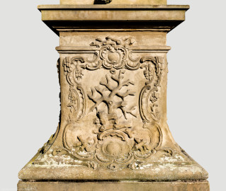 Schloss Bruchsal - Garten - Hauptachse, Südseite, 2. Skulptur von Osten - Ostseite / Linke Seite des Sockels der Skulptur "Der Winter" aus dem Skulpturenensemble "Vier Jahreszeiten" (Kopie; Original gehauen 1759 von Joachim Günther, befindet sich im Harvard Art Museum / Fogg Museum) (aufgenommen im Juli 2022, am Vormittag) Schloss Bruchsal - Garten - Hauptachse, Südseite, 2. Skulptur von Osten - Ostseite / Linke Seite des Sockels der Skulptur "Der Winter" aus dem Skulpturenensemble "Vier Jahreszeiten" (Kopie; Original gehauen 1759 von Joachim Günther, befindet sich im Harvard Art Museum / Fogg Museum) (aufgenommen im Juli 2022, am Vormittag)