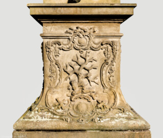 Schloss Bruchsal - Garten - Hauptachse, Südseite, 2. Skulptur von Osten - Ostseite / Linke Seite des Sockels der Skulptur "Der Winter" aus dem Skulpturenensemble "Vier Jahreszeiten" (Kopie; Original gehauen 1759 von Joachim Günther, befindet sich im Harvard Art Museum / Fogg Museum) (aufgenommen im Juli 2022, am Vormittag)