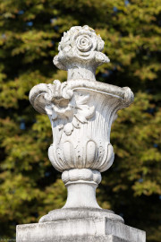 Schloss Bruchsal - Garten - Westeingang / Haltestelle Schlossgarten - Pfosten, südlich des südlichen Torpfostens - Von Nordost - Blick auf ein Ornament in Vasenform oberhalb eines Pfostens (aufgenommen im Juli 2022, am Vormittag) Schloss Bruchsal - Garten - Westeingang / Haltestelle Schlossgarten - Pfosten, südlich des südlichen Torpfostens - Von Nordost - Blick auf ein Ornament in Vasenform oberhalb eines Pfostens (aufgenommen im Juli 2022, am Vormittag)