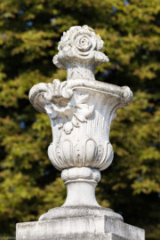 Schloss Bruchsal - Garten - Westeingang / Haltestelle Schlossgarten - Pfosten, südlich des südlichen Torpfostens - Von Nordost - Blick auf ein Ornament in Vasenform oberhalb eines Pfostens (aufgenommen im Juli 2022, am Vormittag)