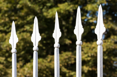 Schloss Bruchsal - Garten - Westeingang / Haltestelle Schlossgarten - Zaun, südlich des südlichen Torpfostens - Von Nordost - Blick auf einige der Zaunspitzen des schmiedeeisernen Zauns (aufgenommen im Juli 2022, am Vormittag) Schloss Bruchsal - Garten - Westeingang / Haltestelle Schlossgarten - Zaun, südlich des südlichen Torpfostens - Von Nordost - Blick auf einige der Zaunspitzen des schmiedeeisernen Zauns (aufgenommen im Juli 2022, am Vormittag)