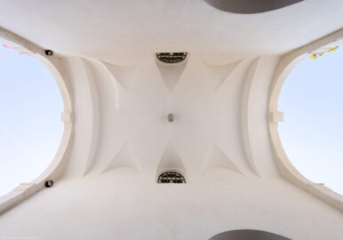Schloss Bruchsal - Damianstor, Durchfahrt - Von unten - Blick vom Boden im Zentrum der Durchfahrt nach oben in das Gewölbe (aufgenommen im Juli 2022, am späten Vormittag)