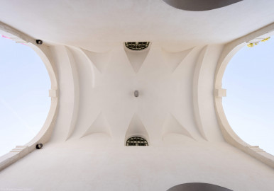 Schloss Bruchsal - Damianstor, Durchfahrt - Von unten - Blick vom Boden im Zentrum der Durchfahrt nach oben in das Gewölbe (aufgenommen im Juli 2022, am späten Vormittag) Schloss Bruchsal - Damianstor, Durchfahrt - Von unten - Blick vom Boden im Zentrum der Durchfahrt nach oben in das Gewölbe (aufgenommen im Juli 2022, am späten Vormittag)