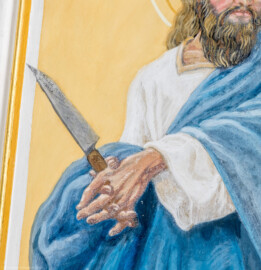 Bruchsal - Peterskirche / St. Peter - Kuppel, Apostelfiguren - Versteckter Text auf dem Messer - Text: "H. Münkel W. Köhler 11.12.95" - Ausschnitt aus dem Bildnis des Apostels Bartholomäus; dargestellt mit einem Messer als Symbol seines Martyriums (Abziehen der Haut bei lebendigem Leibe) (gemalt von Josef Mariano Kitschker, zwischen 1907 und 1909) (aufgenommen im August 2022, um die Mittagszeit, nach der Renovierung)