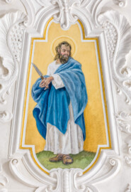 Bruchsal - Peterskirche / St. Peter - Kuppel, Apostelfiguren - Blick auf das Bildnis des Apostels Bartholomäus; dargestellt mit einem Messer als Symbol seines Martyriums (Abziehen der Haut bei lebendigem Leibe) (gemalt von Josef Mariano Kitschker, zwischen 1907 und 1909) (aufgenommen im August 2022, um die Mittagszeit, nach der Renovierung)