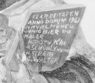 Bruchsal - Peterskirche / St. Peter - Vierungsgewölbe, Pendentif, unterhalb der Kuppel, Südostecke - Versteckter Text auf dem Buchrücken, sichtbar gemacht durch extreme Bildbearbeitung - Text: "ES ARBEITETEN - ANNO DOMINI 1961 - MIT VIEL MÜHE U(nd?) - WENIG BIER DIE  - MALER - H. ROTH K'he (Karlsruhe?) - A. SCHÜHLY WEIHE(r?) - H. STREIB - G. WALTER" - Ausschnitt aus dem  Bildnis von Augustinus von Hippo (354-430, Kirchenlehrer, Kirchenvater) (gemalt von Josef Mariano Kitschker, zwischen 1907 und 1909) (aufgenommen im August 2022, um die Mittagszeit, nach der Renovierung)