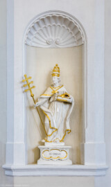 Bruchsal - Peterskirche / St. Peter - Vierung, Nordwestecke - Von Südosten- Blick auf eine Figur von St. Urban in einer Nische (gest. 230, von 222 bis 230 Bischof von Rom) (aufgenommen im August 2022, um die Mittagszeit, nach der Renovierung)