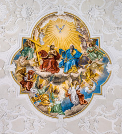 Bruchsal - Peterskirche / St. Peter - Von Innen - Südschiff, Gewölbe - Von Unten - Blick auf das Gemälde "Anbetung der Heiligen Dreifaltigkeit" (gemalt von Josef Mariano Kitschker, 1907 bis 1908) (aufgenommen im August 2022, am Nachmittag, nach der Renovierung) Bruchsal - Peterskirche / St. Peter - Von Innen - Südschiff, Gewölbe - Von Unten - Blick auf das Gemälde "Anbetung der Heiligen Dreifaltigkeit" (gemalt von Josef Mariano Kitschker, 1907 bis 1908) (aufgenommen im August 2022, am Nachmittag, nach der Renovierung)