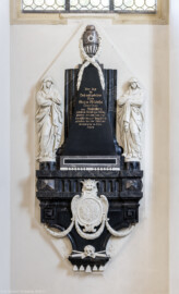 Bruchsal - Peterskirche / St. Peter - Östliches Querschiff, nordöstliche Seite - Von Innen - Von Südwest - Blick auf das Epitaph für Maria Elisabeth, Freifrau von Buchenberg (1746-1785); Inschrift: "Hier liegt die Hochwohlgebohrene Frau Maria Elisabetha Freyfrau von Buchenberg, gebohrene Freyin von Deiring, gebohren den 21. Juni 1746, vermählt den 23. August 1773, gestorben den 16. July 1785. Reqviescat in Pace. Amen." (aufgenommen im August 2022, am späten Nachmittag, nach der Renovierung)