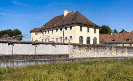 Bad Schönborn / Bad Mingolsheim - Schloss Kislau - Küchenbau / Südlicher Remisenanbau - Von Südosten - Blick vom Landgraben auf den Küchenbau (Mitte), den südlichen Remisenanbau sowie auf die Umgebungsmauer (aufgenommen im August 2022, am späten Vormittag)