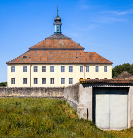 Bad Schönborn / Bad Mingolsheim - Schloss Kislau - Hauptbau - Von Osten - Blick vom Landgraben auf den Hauptbau und die originale Umgebungsmauer, vorne rechts ein neuerer Zugang; hinter den beiden Fenstern ganz links im Erdgeschosss (untere Fensterreihe) befindet sich das Schlafzimmer, rechts davon hinter zwei Fenstern das Badezimmer des Fürstbischofs (aufgenommen im August 2022, um die Mittagszeit) Bad Schönborn / Bad Mingolsheim - Schloss Kislau - Hauptbau - Von Osten - Blick vom Landgraben auf den Hauptbau und die originale Umgebungsmauer, vorne rechts ein neuerer Zugang; hinter den beiden Fenstern ganz links im Erdgeschosss (untere Fensterreihe) befindet sich das Schlafzimmer, rechts davon hinter zwei Fenstern das Badezimmer des Fürstbischofs (aufgenommen im August 2022, um die Mittagszeit)