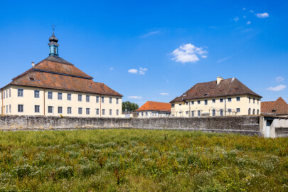 Bad Schönborn / Bad Mingolsheim - Schloss Kislau - Hauptbau / Kavalierbau / Küchenbau - Von Südosten - Blick vom Landgraben auf den Hauptbau (links), den Kavalierbau (Mitte), den Küchenbau (rechts) sowie auf die originale Umgebungsmauer (aufgenommen im August 2022, um die Mittagszeit)