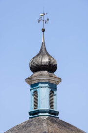 Bad Schönborn / Bad Mingolsheim - Schloss Kislau - Hauptbau, Walmdach - Von Südosten - Blick auf die Spitze des Walmdachs, die Laterne bzw. den Glockenturm, die Welsche Haube, die Turmkugel, das Wetterkreuz  und die Windfahne mit der Inschrift "1925" (aufgenommen im August 2022, um die Mittagszeit)