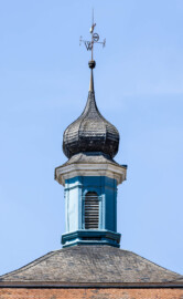 Bad Schönborn / Bad Mingolsheim - Schloss Kislau - Hauptbau, Walmdach - Von Osten - Blick auf die Spitze des Walmdachs, die Laterne bzw. den Glockenturm, die Welsche Haube, die Turmkugel, das Wetterkreuz  und die Windfahne mit der Inschrift "1925" (aufgenommen im August 2022, am frühen Nachmittag)