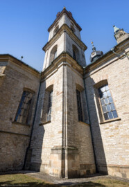 Bruchsal - Peterskirche / St. Peter - Von Außen - Von Nordost - Blick steil nach oben auf den Osttturm, links das Ostschiff, rechts das Nordschiff (aufgenommen im August 2022, am späten Vormittag)