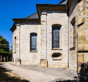 Bruchsal - Peterskirche / St. Peter -Südliches Schiff, Ostseite - Von Außen - Von Osten - Blick auf die Ostseiten des südlichen Schiffs (links) und des südöstlichen Sakristeianbaus (Mitte), rechts die Südseite des östlichen Schiffs (aufgenommen im August 2022, am späten Vormittag)