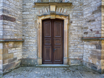 Bruchsal - Peterskirche / St. Peter - Westeingang - Von Außen - Von Westen - Blick auf das westliche Seitenportal (aufgenommen im August 2022, um die Mittagszeit)
