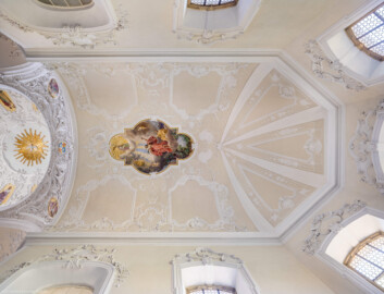 Bruchsal - Peterskirche / St. Peter - Westschiff, Gewölbe - Von Unten - Blick in das Gewölbe des Westschiffs mit dem Gemälde "Verherrlichung des hl. Sebastians" (Gemälde geschaffen von Josef Mariano Kitschker, 1907 bis 1908) (aufgenommen im August 2022, am frühen Nachmittag, nach der Renovierung)