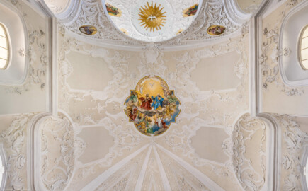 Bruchsal - Peterskirche / St. Peter - Südschiff, Gewölbe - Von Unten - Blick in das Gewölbe des Chors / des Südschiffs mit dem Gemälde "Anbetung der Heiligen Dreifaltigkeit" (Gemälde geschaffen von Josef Mariano Kitschker, 1907 bis 1908) (aufgenommen im August 2022, am frühen Nachmittag, nach der Renovierung)