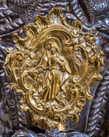 Bruchsal - Peterskirche / St. Peter - Chor - Ewig-Licht-Ampel - Blick auf eines der drei Medaillons der Ewig-Licht-Ampel: eine Frauengestalt (Maria?) mit Buch (Ampel im Barock-Stil, 1962/63 erworben) (aufgenommen im August 2022, am frühen Nachmittag) Bruchsal - Peterskirche / St. Peter - Chor - Ewig-Licht-Ampel - Blick auf eines der drei Medaillons der Ewig-Licht-Ampel: eine Frauengestalt (Maria?) mit Buch (Ampel im Barock-Stil, 1962/63 erworben) (aufgenommen im August 2022, am frühen Nachmittag)