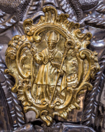 Bruchsal - Peterskirche / St. Peter - Chor - Ewig-Licht-Ampel - Blick auf eines der drei Medaillons der Ewig-Licht-Ampel; ein Bischof mit Mitra und Krummstab (Ampel im Barock-Stil, 1962/63 erworben) (aufgenommen im August 2022, am frühen Nachmittag) Bruchsal - Peterskirche / St. Peter - Chor - Ewig-Licht-Ampel - Blick auf eines der drei Medaillons der Ewig-Licht-Ampel; ein Bischof mit Mitra und Krummstab (Ampel im Barock-Stil, 1962/63 erworben) (aufgenommen im August 2022, am frühen Nachmittag)