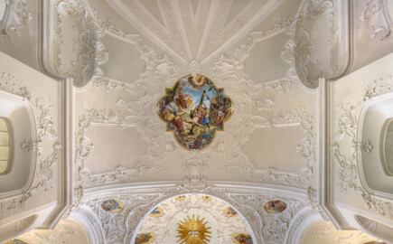 Bruchsal - Peterskirche / St. Peter - Nordschiff, Gewölbe - Von Unten - Blick in das Gewölbe des Nordschiffs mit dem Gemälde "Martyrium des heiligen Petrus" (Gemälde geschaffen von Josef Mariano Kitschker, 1907 bis 1908) (aufgenommen im August 2022, am Nachmittag, nach der Renovierung)