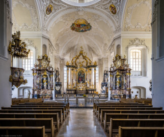 Bruchsal - Peterskirche / St. Peter - Längsschiff - Von Norden - Blick vom Haupteingang in das Längsschiff und in den Chor (aufgenommen im August 2022, am Nachmittag, nach der Renovierung)