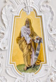 Bruchsal - Peterskirche / St. Peter - Kuppel, Apostelfiguren - Blick auf das Bildnis des Apostels Simon; dargestellt mit einer Säge (Simon soll mit einer Säge zerschnitten worden) (gemalt von Josef Mariano Kitschker, zwischen 1907 und 1909) (aufgenommen im August 2022, am Nachmittag, nach der Renovierung)