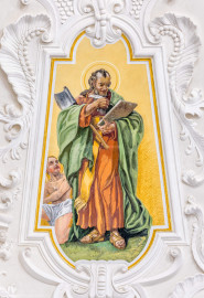 Bruchsal - Peterskirche / St. Peter - Kuppel, Apostelfiguren - Blick auf das Bildnis des Apostels und Evangelisten Matthäus; dargestellt mit einem Evangelienbuch, einem Engel als Evangelisten-Symbol sowie einem Henkersbeil (Matthäus soll unter dem Henkersbeil gestorben sein); auf dem Buchdeckel ist zu lesen: „Gemalt von Jos. Mariano Kitschker aus München 6. Juni MCMVII„ (gemalt von Josef Mariano Kitschker, zwischen 1907 und 1909) (aufgenommen im August 2022, am Nachmittag, nach der Renovierung) Bruchsal - Peterskirche / St. Peter - Kuppel, Apostelfiguren - Blick auf das Bildnis des Apostels und Evangelisten Matthäus; dargestellt mit einem Evangelienbuch, einem Engel als Evangelisten-Symbol sowie einem Henkersbeil (Matthäus soll unter dem Henkersbeil gestorben sein); auf dem Buchdeckel ist zu lesen: „Gemalt von Jos. Mariano Kitschker aus München 6. Juni MCMVII„ (gemalt von Josef Mariano Kitschker, zwischen 1907 und 1909) (aufgenommen im August 2022, am Nachmittag, nach der Renovierung)