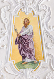 Bruchsal - Peterskirche / St. Peter - Kuppel, Apostelfiguren - Blick auf das Bildnis des Apostels Jakobus des Jüngeren; dargestellt mit Pfeilen und Bogen (Jakobus der Jüngere soll gesteinigt und mit einer Walkerstange erschlagen worden sein) (gemalt von Josef Mariano Kitschker, zwischen 1907 und 1909) (aufgenommen im August 2022, am Nachmittag, nach der Renovierung)