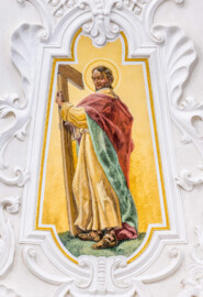 Bruchsal - Peterskirche / St. Peter - Kuppel, Apostelfiguren - Blick auf das Bildnis des Apostels Philippus; dargestellt mit einem T-förmigen Kreuz (Philippus soll am Kreuz gestorben sein) (gemalt von Josef Mariano Kitschker, zwischen 1907 und 1909) (aufgenommen im August 2022, am Nachmittag, nach der Renovierung)