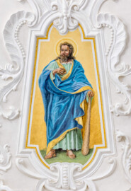 Bruchsal - Peterskirche / St. Peter - Kuppel, Apostelfiguren - Blick auf das Bildnis des Apostels Judas Thadäus; dargestellt mit einer Keule (Judas Thadäus soll mit einer Keule erschlagen und enthauptet worden sein) (gemalt von Josef Mariano Kitschker, zwischen 1907 und 1909) (aufgenommen im August 2022, am Nachmittag, nach der Renovierung)