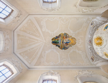 Bruchsal - Peterskirche / St. Peter - Ostschiff, Gewölbe - Von Unten - Blick in das Gewölbe des Ostschiffs mit dem Gemälde "Mariä Himmelfahrt" (Gemälde geschaffen von Josef Mariano Kitschker, 1907 bis 1908) (aufgenommen im August 2022, am Nachmittag, nach der Renovierung)