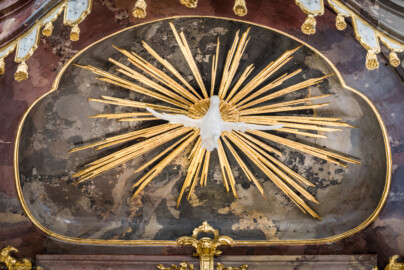 Bruchsal - Peterskirche / St. Peter - Kanzel - Von unten - Blick auf die Heiliggeisttaube (als Symbol für den Heiligen Geist) im Schalldeckel der Kanzel (Kanzel geschaffen von Johann Michael Feuchtmayer, 1756) (aufgenommen im August 2022, am späten Nachmittag, nach der Renovierung)