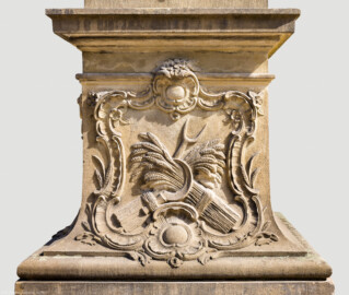 Schloss Bruchsal - Garten - Hauptachse, Nordseite, 1. Skulptur von Osten - Südseite / Frontseite des Sockels der Skulptur "Der Sommer" aus dem Skulpturenensemble "Vier Jahreszeiten" (Kopie; Original gehauen 1759 von Joachim Günther, befindet sich im Harvard Art Museum / Fogg Museum) (aufgenommen im August 2022, am späten Vormittag)