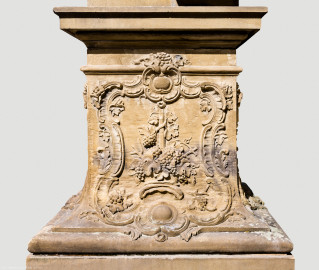 Schloss Bruchsal - Garten - Hauptachse, Nordseite, 2. Skulptur von Osten - Ostseite / rechte Seite des Sockels der Skulptur "Der Herbst" aus dem Skulpturenensemble "Vier Jahreszeiten" (Kopie; Original gehauen 1759 von Joachim Günther, befindet sich im Harvard Art Museum / Fogg Museum) (aufgenommen im August 2022, am späten Vormittag) Schloss Bruchsal - Garten - Hauptachse, Nordseite, 2. Skulptur von Osten - Ostseite / rechte Seite des Sockels der Skulptur "Der Herbst" aus dem Skulpturenensemble "Vier Jahreszeiten" (Kopie; Original gehauen 1759 von Joachim Günther, befindet sich im Harvard Art Museum / Fogg Museum) (aufgenommen im August 2022, am späten Vormittag)