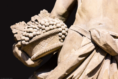 Schloss Bruchsal - Garten - Hauptachse, Nordseite, 2. Skulptur von Osten - Früchtekorb (links Mitte) der Skulptur "Der Herbst" aus dem Skulpturenensemble "Vier Jahreszeiten" (Kopie; Original gehauen 1759 von Joachim Günther, befindet sich im Harvard Art Museum / Fogg Museum) (aufgenommen im August 2022, am Nachmittag) Schloss Bruchsal - Garten - Hauptachse, Nordseite, 2. Skulptur von Osten - Früchtekorb (links Mitte) der Skulptur "Der Herbst" aus dem Skulpturenensemble "Vier Jahreszeiten" (Kopie; Original gehauen 1759 von Joachim Günther, befindet sich im Harvard Art Museum / Fogg Museum) (aufgenommen im August 2022, am Nachmittag)