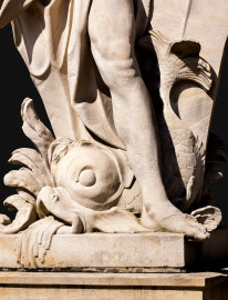 Schloss Bruchsal - Schlossgarten - Hauptachse, Nordseite, 3. Skulptur von Osten -Fischartige Figur (unten Mitte) der Skulptur "Das Wasser" aus dem Skulpturenensemble "Vier Elemente" (Kopie von Hans Volker Dursy; Original gehauen 1761 von Joachim Günther, befindet sich im Gartensaal des Hauptbaus) (aufgenommen im August 2022, am Nachmittag) Schloss Bruchsal - Schlossgarten - Hauptachse, Nordseite, 3. Skulptur von Osten -Fischartige Figur (unten Mitte) der Skulptur "Das Wasser" aus dem Skulpturenensemble "Vier Elemente" (Kopie von Hans Volker Dursy; Original gehauen 1761 von Joachim Günther, befindet sich im Gartensaal des Hauptbaus) (aufgenommen im August 2022, am Nachmittag)