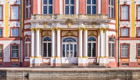 Schloss Bruchsal - Hauptbau / Corps de Logis - Von Außen - Von Westen / Gartenseite - Blick vom geleerten Wasserbassin auf die Westfassade, den Mittelrisalit und den Altan des Hauptbaus (aufgenommen im August 2022, am späten Nachmittag)