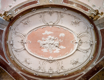 Bad Schönborn / Bad Mingolsheim - Schloss Kislau - Hauptbau - Von Innen - Badezimmer, Badenische - Zentraler Blick nach oben auf die ovale Decke der Badenische; oben ist Süden; Stuckverzierungen erstellt vor 1770 von Joachim Günther (1720-1789) (aufgenommen im September 2022, am Vormittag) Bad Schönborn / Bad Mingolsheim - Schloss Kislau - Hauptbau - Von Innen - Badezimmer, Badenische - Zentraler Blick nach oben auf die ovale Decke der Badenische; oben ist Süden; Stuckverzierungen erstellt vor 1770 von Joachim Günther (1720-1789) (aufgenommen im September 2022, am Vormittag)
