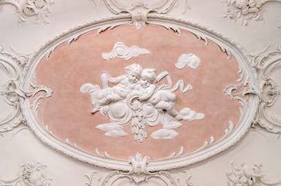 Bad Schönborn / Bad Mingolsheim - Schloss Kislau - Hauptbau - Von Innen - Badezimmer, Badenische - Blick nach oben auf das Zentrum der ovalen Decke der Badenische; oben ist Süden; Stuckverzierungen erstellt vor 1770 von Joachim Günther (1720-1789) (aufgenommen im September 2022, am Vormittag) Bad Schönborn / Bad Mingolsheim - Schloss Kislau - Hauptbau - Von Innen - Badezimmer, Badenische - Blick nach oben auf das Zentrum der ovalen Decke der Badenische; oben ist Süden; Stuckverzierungen erstellt vor 1770 von Joachim Günther (1720-1789) (aufgenommen im September 2022, am Vormittag)