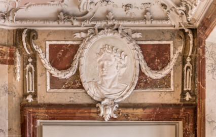 Bad Schönborn / Bad Mingolsheim - Schloss Kislau - Hauptbau - Von Innen - Badezimmer - Nordöstliche Tür (zum Klosett) - Von Süden - Blick auf ein Medaillon oberhalb der Tür mit dem Bildnis eines Mannes mit einem Lorbeerkranz; Stuckmedaillon erstellt nach 1770 von Joachim Günther (1720-1789) (aufgenommen im September 2022, am späten Vormittag) Bad Schönborn / Bad Mingolsheim - Schloss Kislau - Hauptbau - Von Innen - Badezimmer - Nordöstliche Tür (zum Klosett) - Von Süden - Blick auf ein Medaillon oberhalb der Tür mit dem Bildnis eines Mannes mit einem Lorbeerkranz; Stuckmedaillon erstellt nach 1770 von Joachim Günther (1720-1789) (aufgenommen im September 2022, am späten Vormittag)