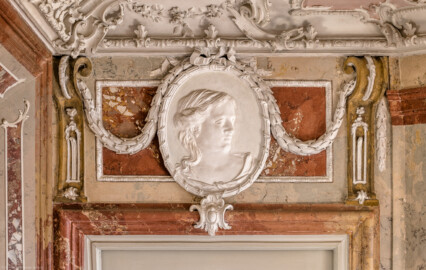 Bad Schönborn / Bad Mingolsheim - Schloss Kislau - Hauptbau - Von Innen - Badezimmer - Nordwestliche Tür (zum Gang) - Von Süden - Blick auf ein Medaillon oberhalb der Tür mit dem Bildnis einer Frau; Stuckmedaillon erstellt nach 1770 von Joachim Günther (1720-1789) (aufgenommen im September 2022, am späten Vormittag) Bad Schönborn / Bad Mingolsheim - Schloss Kislau - Hauptbau - Von Innen - Badezimmer - Nordwestliche Tür (zum Gang) - Von Süden - Blick auf ein Medaillon oberhalb der Tür mit dem Bildnis einer Frau; Stuckmedaillon erstellt nach 1770 von Joachim Günther (1720-1789) (aufgenommen im September 2022, am späten Vormittag)