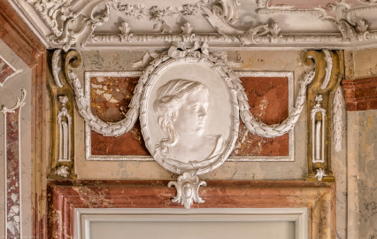 Bad Schönborn / Bad Mingolsheim - Schloss Kislau - Hauptbau - Von Innen - Badezimmer - Nordwestliche Tür (zum Gang) - Von Süden - Blick auf ein Medaillon oberhalb der Tür mit dem Bildnis einer Frau; Stuckmedaillon erstellt nach 1770 von Joachim Günther (1720-1789) (aufgenommen im September 2022, am späten Vormittag) Bad Schönborn / Bad Mingolsheim - Schloss Kislau - Hauptbau - Von Innen - Badezimmer - Nordwestliche Tür (zum Gang) - Von Süden - Blick auf ein Medaillon oberhalb der Tür mit dem Bildnis einer Frau; Stuckmedaillon erstellt nach 1770 von Joachim Günther (1720-1789) (aufgenommen im September 2022, am späten Vormittag)