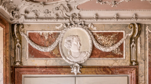 Bad Schönborn / Bad Mingolsheim - Schloss Kislau - Hauptbau - Von Innen - Badezimmer - Südöstliche Tür (zum Schlafzimmer) - Von Norden - Blick auf ein Medaillon oberhalb der Tür mit dem Bildnis einer Frau; Stuckmedaillon erstellt nach 1770 von Joachim Günther (1720-1789) (aufgenommen im September 2022, am späten Vormittag)