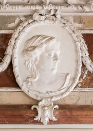 Bad Schönborn / Bad Mingolsheim - Schloss Kislau - Hauptbau - Von Innen - Badezimmer - Nordwestliche Tür (zum Gang) - Von Süden - Blick auf ein Medaillon oberhalb der Tür mit dem Bildnis einer Frau; Stuckmedaillon erstellt nach 1770 von Joachim Günther (1720-1789) (aufgenommen im September 2022, um die Mittagszeit) Bad Schönborn / Bad Mingolsheim - Schloss Kislau - Hauptbau - Von Innen - Badezimmer - Nordwestliche Tür (zum Gang) - Von Süden - Blick auf ein Medaillon oberhalb der Tür mit dem Bildnis einer Frau; Stuckmedaillon erstellt nach 1770 von Joachim Günther (1720-1789) (aufgenommen im September 2022, um die Mittagszeit)