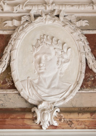 Bad Schönborn / Bad Mingolsheim - Schloss Kislau - Hauptbau - Von Innen - Badezimmer - Nordöstliche Tür (zum Klosett) - Von Süden - Blick auf ein Medaillon oberhalb der Tür mit dem Bildnis eines Mannes mit einem Lorbeerkranz; Stuckmedaillon erstellt nach 1770 von Joachim Günther (1720-1789) (aufgenommen im September 2022, um die Mittagszeit) Bad Schönborn / Bad Mingolsheim - Schloss Kislau - Hauptbau - Von Innen - Badezimmer - Nordöstliche Tür (zum Klosett) - Von Süden - Blick auf ein Medaillon oberhalb der Tür mit dem Bildnis eines Mannes mit einem Lorbeerkranz; Stuckmedaillon erstellt nach 1770 von Joachim Günther (1720-1789) (aufgenommen im September 2022, um die Mittagszeit)