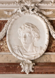 Bad Schönborn / Bad Mingolsheim - Schloss Kislau - Hauptbau - Von Innen - Badezimmer - Südwestliche Tür (eines Einbauschrankes) - Von Norden - Blick auf ein Medaillon oberhalb der Tür mit dem Bildnis eines Mannes; Stuckmedaillon erstellt nach 1770 von Joachim Günther (1720-1789) (aufgenommen im September 2022, um die Mittagszeit) Bad Schönborn / Bad Mingolsheim - Schloss Kislau - Hauptbau - Von Innen - Badezimmer - Südwestliche Tür (eines Einbauschrankes) - Von Norden - Blick auf ein Medaillon oberhalb der Tür mit dem Bildnis eines Mannes; Stuckmedaillon erstellt nach 1770 von Joachim Günther (1720-1789) (aufgenommen im September 2022, um die Mittagszeit)