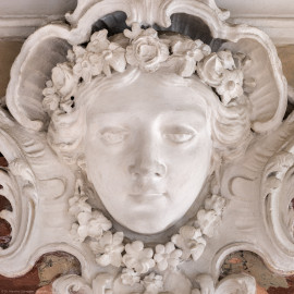 Bad Schönborn / Bad Mingolsheim - Schloss Kislau - Hauptbau - Von Innen - Badezimmer - Von Süden - Blick auf die Kopfkartusche zentral oberhalb der Badenische; Stuckkartusche erstellt vor 1770 von Joachim Günther (1720-1789) (aufgenommen im September 2022, um die Mittagszeit) Bad Schönborn / Bad Mingolsheim - Schloss Kislau - Hauptbau - Von Innen - Badezimmer - Von Süden - Blick auf die Kopfkartusche zentral oberhalb der Badenische; Stuckkartusche erstellt vor 1770 von Joachim Günther (1720-1789) (aufgenommen im September 2022, um die Mittagszeit)