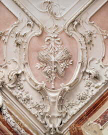 Bad Schönborn / Bad Mingolsheim - Schloss Kislau - Hauptbau - Von Innen - Badezimmer - Südwestliche Ecke - Von unten - Blick von unten auf die südwestliche Eckkartusche an der Decke; im Zentrum allegorische Andeutungen der Jahreszeit Sommer und des Elements Erde; Stuckkartusche erstellt vor 1770 von Joachim Günther (1720-1789) (aufgenommen im September 2022, um die Mittagszeit) Bad Schönborn / Bad Mingolsheim - Schloss Kislau - Hauptbau - Von Innen - Badezimmer - Südwestliche Ecke - Von unten - Blick von unten auf die südwestliche Eckkartusche an der Decke; im Zentrum allegorische Andeutungen der Jahreszeit Sommer und des Elements Erde; Stuckkartusche erstellt vor 1770 von Joachim Günther (1720-1789) (aufgenommen im September 2022, um die Mittagszeit)